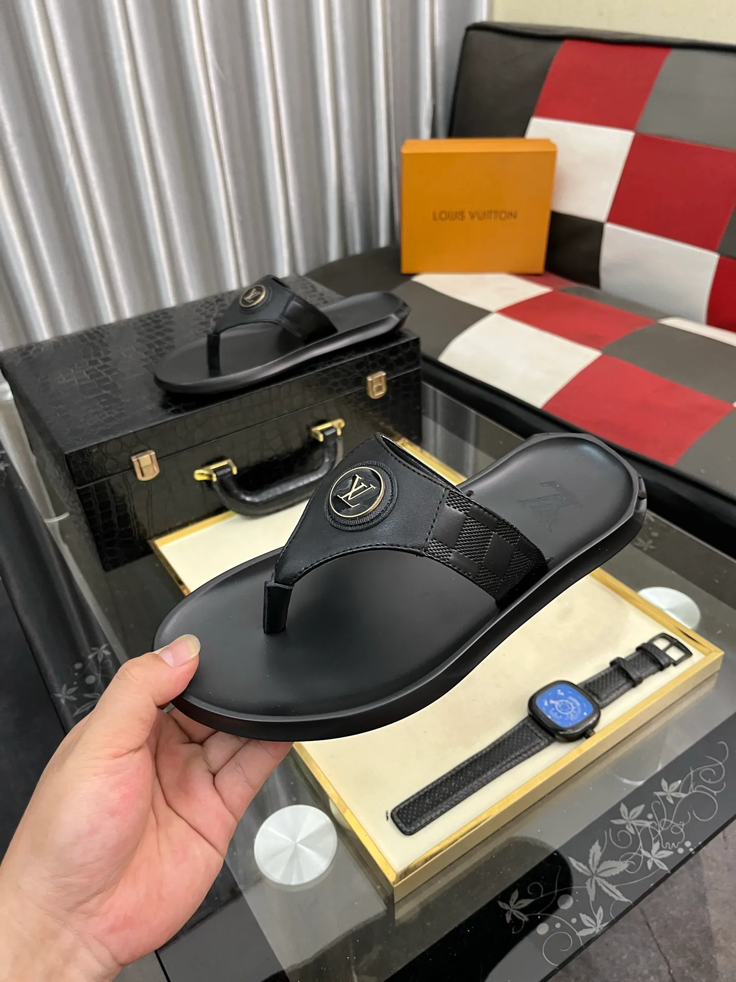 Men's shoes 💰260⌚️⌚️lv-Louis Vuitton) new men's sandals, high-end boutique, exquisite embossed logo decoration on the upper, fine workmanship, super soft soles, casual, loose and comfortable, a must-have in summer! \nsize: 38-443️⃣Colors available